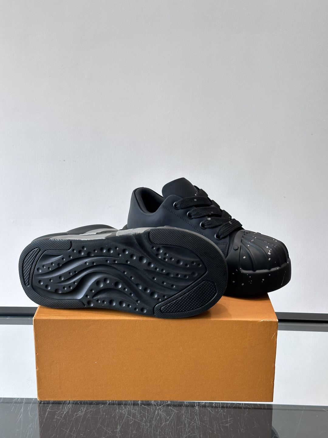 lv🫏涂鸦贝壳头厚底面包鞋这款鞋融合了贝壳头、面包鞋和厚底设计，白色鞋身点缀涂鸦和彩色泼墨，超有个性！宽