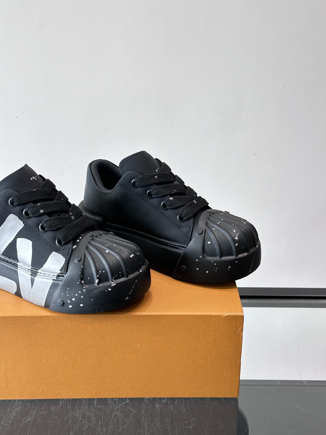 lv🫏涂鸦贝壳头厚底面包鞋这款鞋融合了贝壳头、面包鞋和厚底设计，白色鞋身点缀涂鸦和彩色泼墨，超有个性！宽