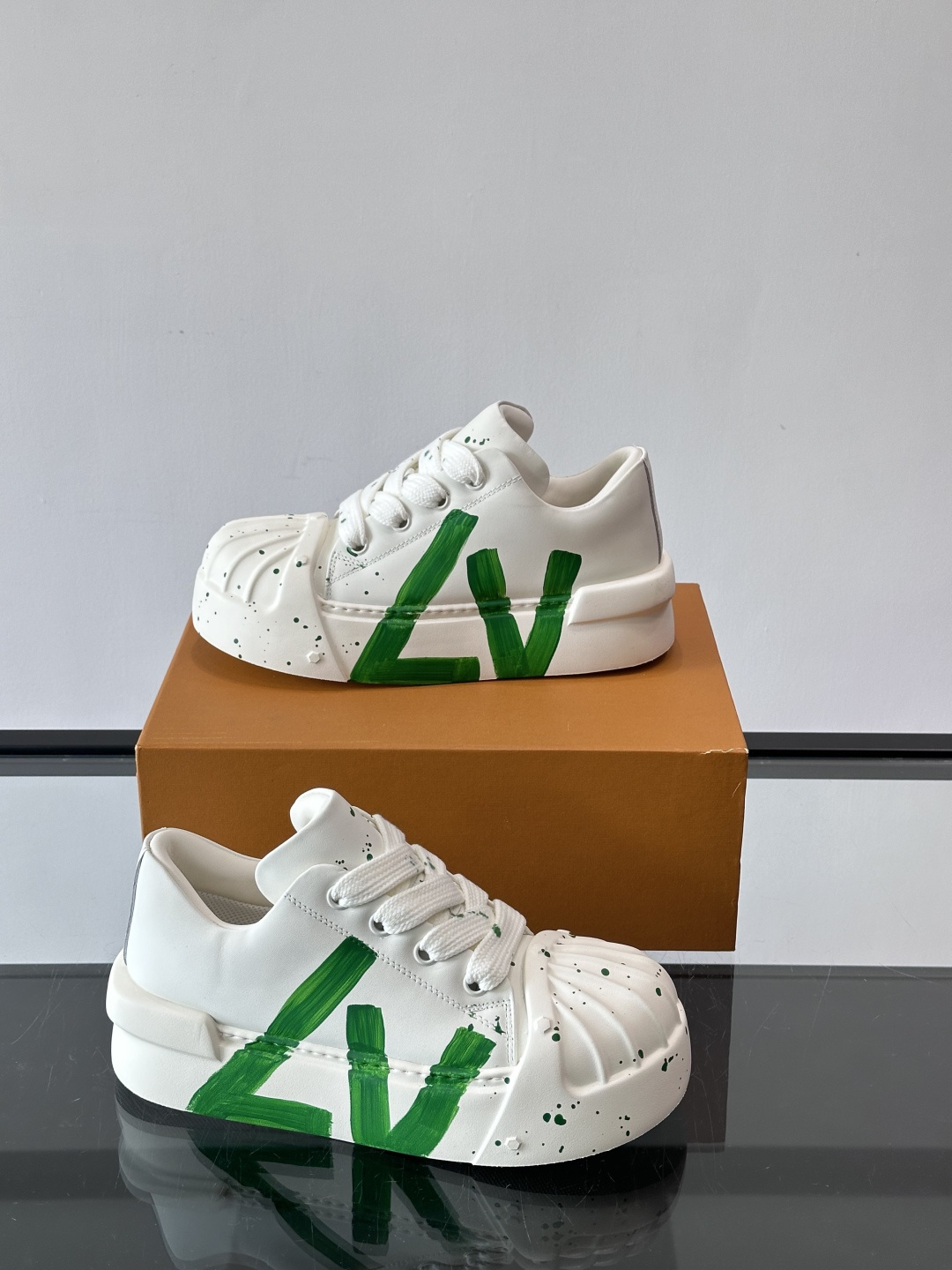 lv🫏涂鸦贝壳头厚底面包鞋这款鞋融合了贝壳头、面包鞋和厚底设计，白色鞋身点缀涂鸦和彩色泼墨，超有个性！宽