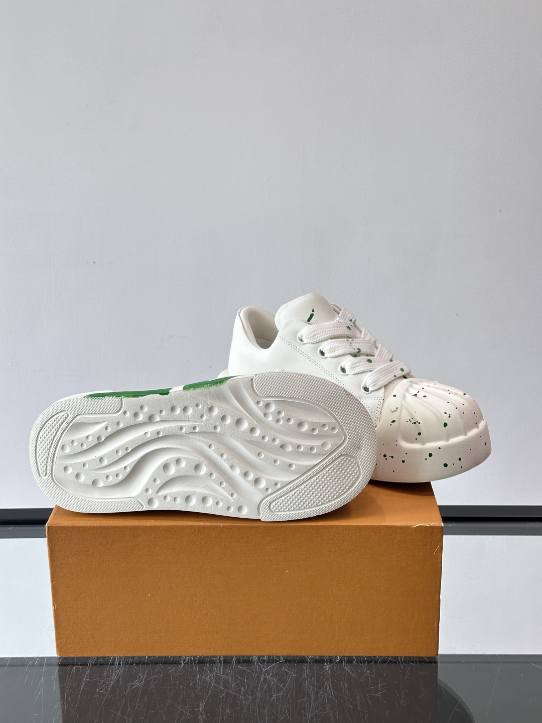 lv🫏涂鸦贝壳头厚底面包鞋这款鞋融合了贝壳头、面包鞋和厚底设计，白色鞋身点缀涂鸦和彩色泼墨，超有个性！宽