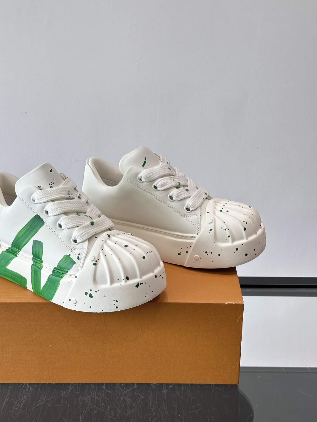 lv🫏涂鸦贝壳头厚底面包鞋这款鞋融合了贝壳头、面包鞋和厚底设计，白色鞋身点缀涂鸦和彩色泼墨，超有个性！宽