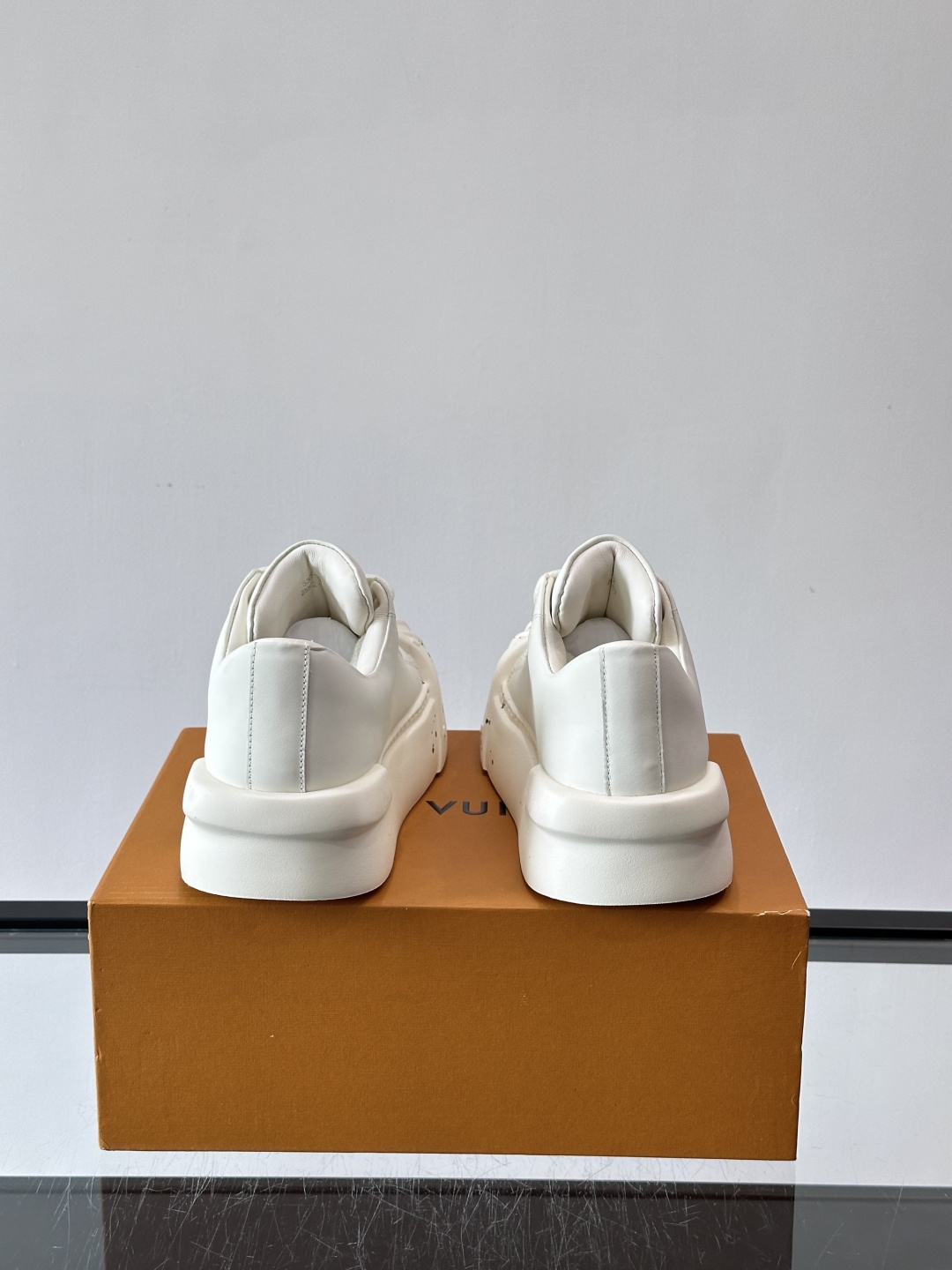 lv🫏涂鸦贝壳头厚底面包鞋这款鞋融合了贝壳头、面包鞋和厚底设计，白色鞋身点缀涂鸦和彩色泼墨，超有个性！宽