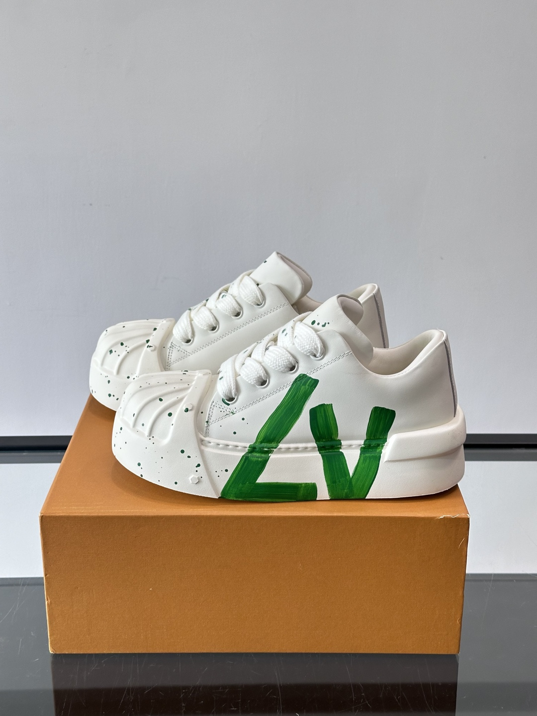 lv🫏涂鸦贝壳头厚底面包鞋这款鞋融合了贝壳头、面包鞋和厚底设计，白色鞋身点缀涂鸦和彩色泼墨，超有个性！宽