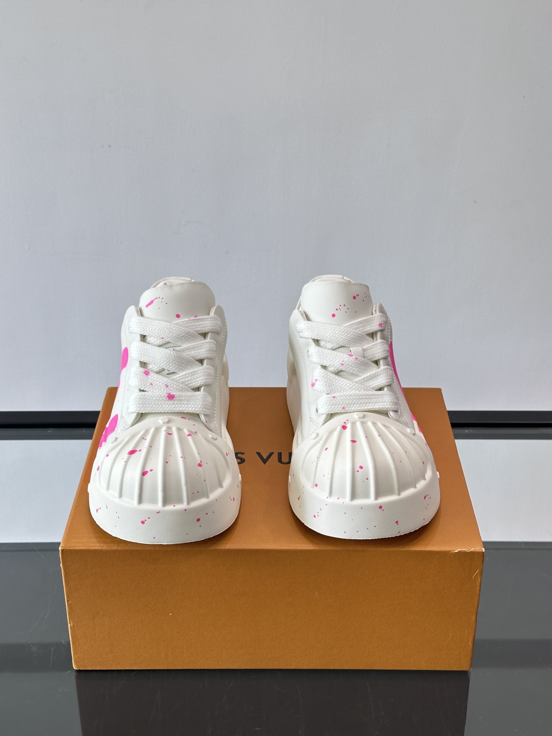 lv🫏涂鸦贝壳头厚底面包鞋这款鞋融合了贝壳头、面包鞋和厚底设计，白色鞋身点缀涂鸦和彩色泼墨，超有个性！宽