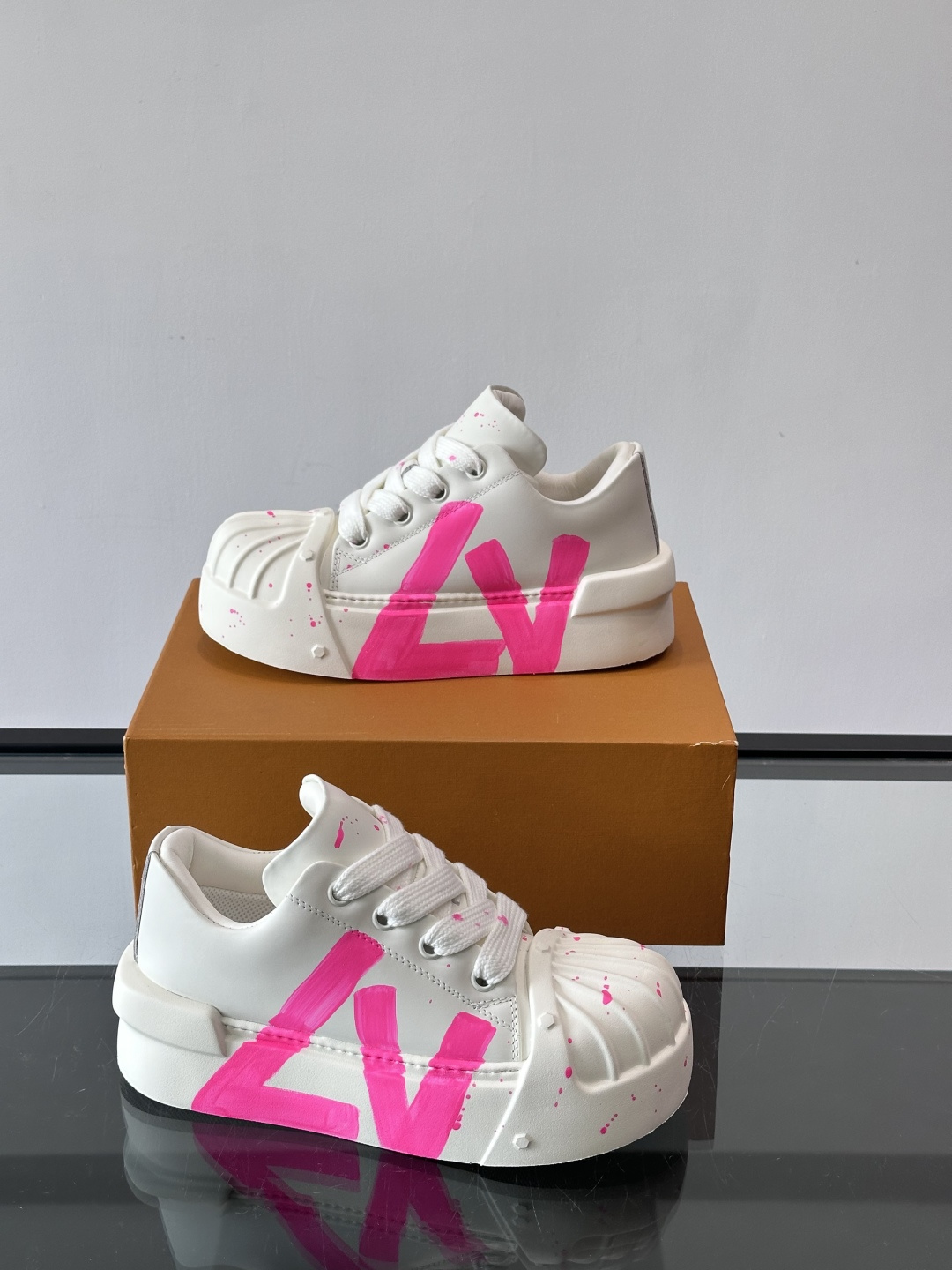lv🫏涂鸦贝壳头厚底面包鞋这款鞋融合了贝壳头、面包鞋和厚底设计，白色鞋身点缀涂鸦和彩色泼墨，超有个性！宽