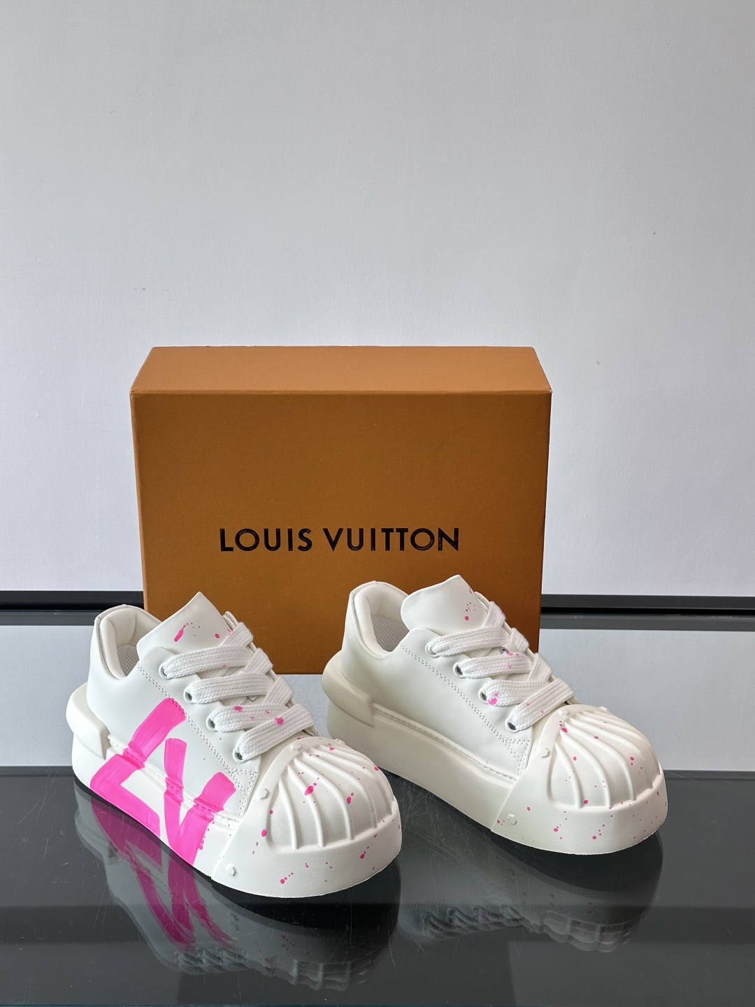 lv🫏涂鸦贝壳头厚底面包鞋这款鞋融合了贝壳头、面包鞋和厚底设计，白色鞋身点缀涂鸦和彩色泼墨，超有个性！宽