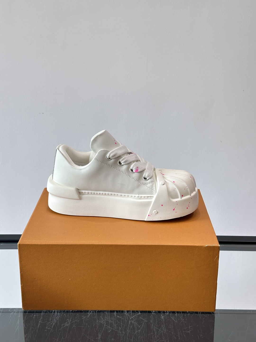 lv🫏涂鸦贝壳头厚底面包鞋这款鞋融合了贝壳头、面包鞋和厚底设计，白色鞋身点缀涂鸦和彩色泼墨，超有个性！宽