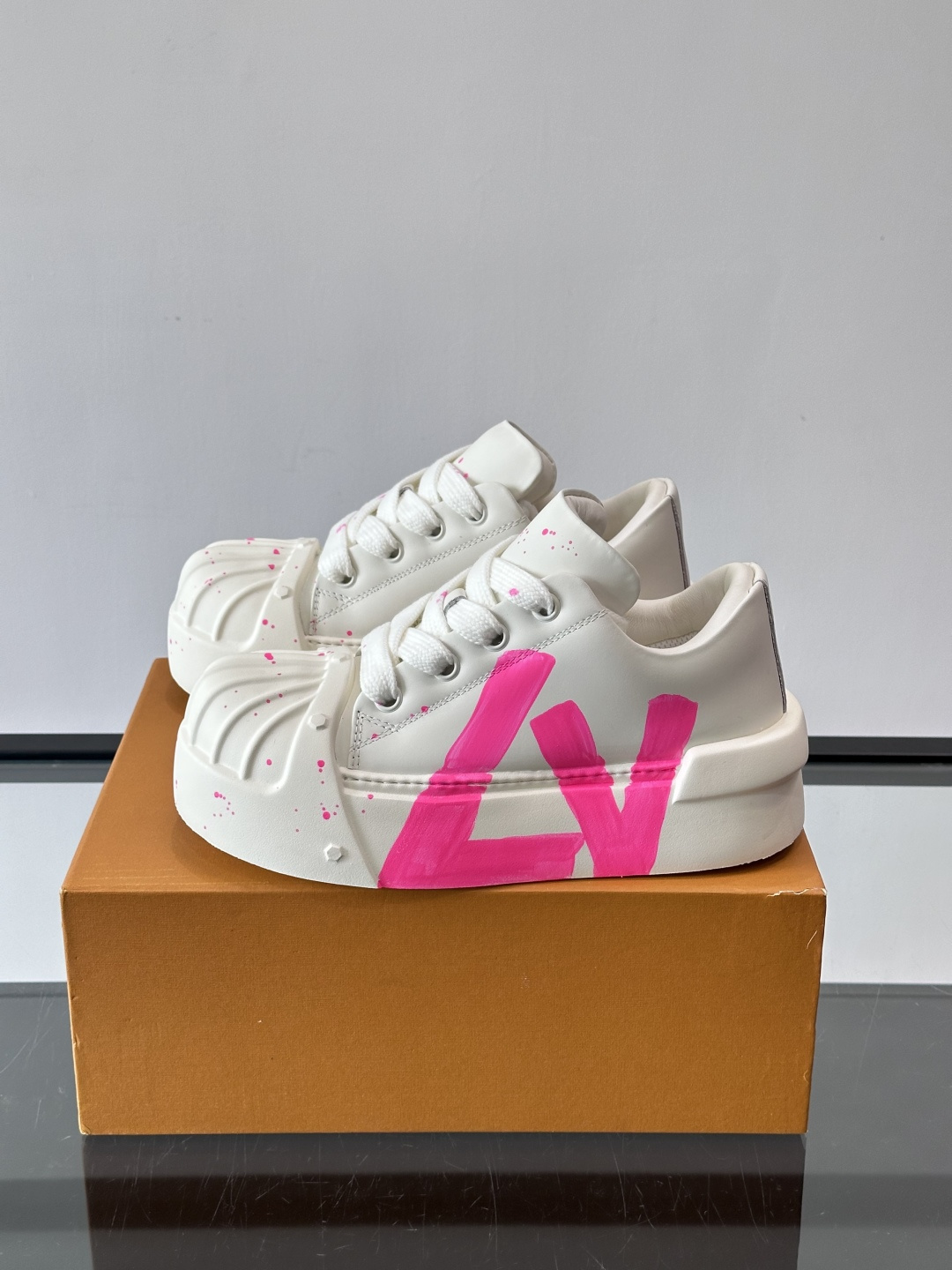 lv🫏涂鸦贝壳头厚底面包鞋这款鞋融合了贝壳头、面包鞋和厚底设计，白色鞋身点缀涂鸦和彩色泼墨，超有个性！宽