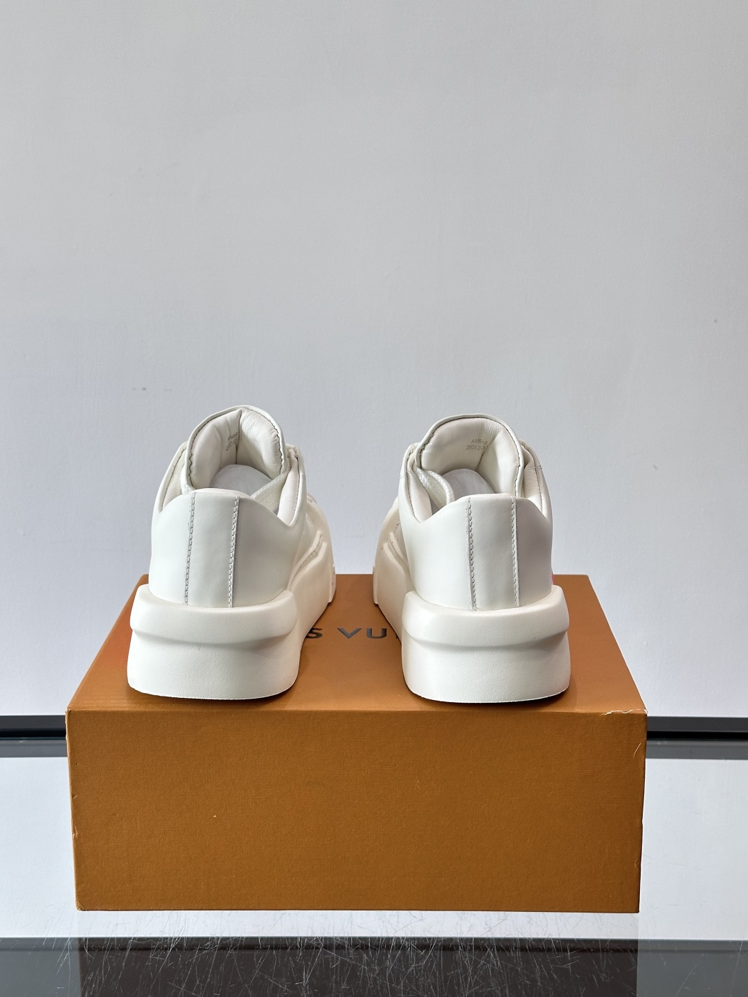 lv🫏涂鸦贝壳头厚底面包鞋这款鞋融合了贝壳头、面包鞋和厚底设计，白色鞋身点缀涂鸦和彩色泼墨，超有个性！宽