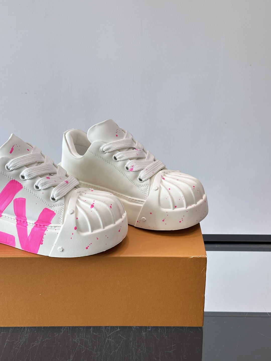 lv🫏涂鸦贝壳头厚底面包鞋这款鞋融合了贝壳头、面包鞋和厚底设计，白色鞋身点缀涂鸦和彩色泼墨，超有个性！宽