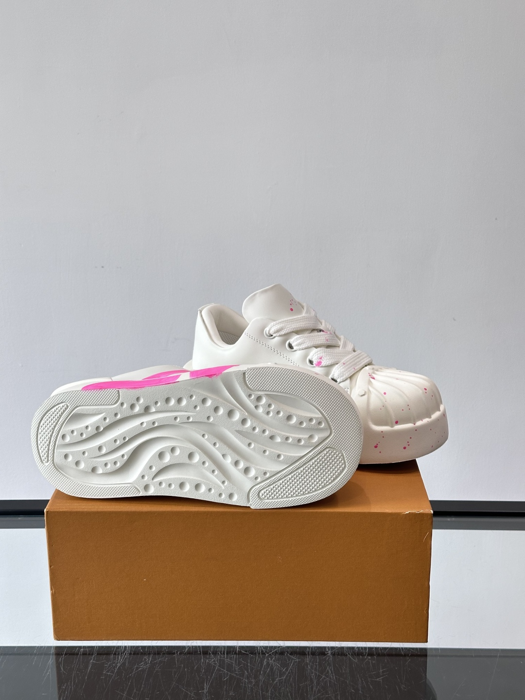 lv🫏涂鸦贝壳头厚底面包鞋这款鞋融合了贝壳头、面包鞋和厚底设计，白色鞋身点缀涂鸦和彩色泼墨，超有个性！宽