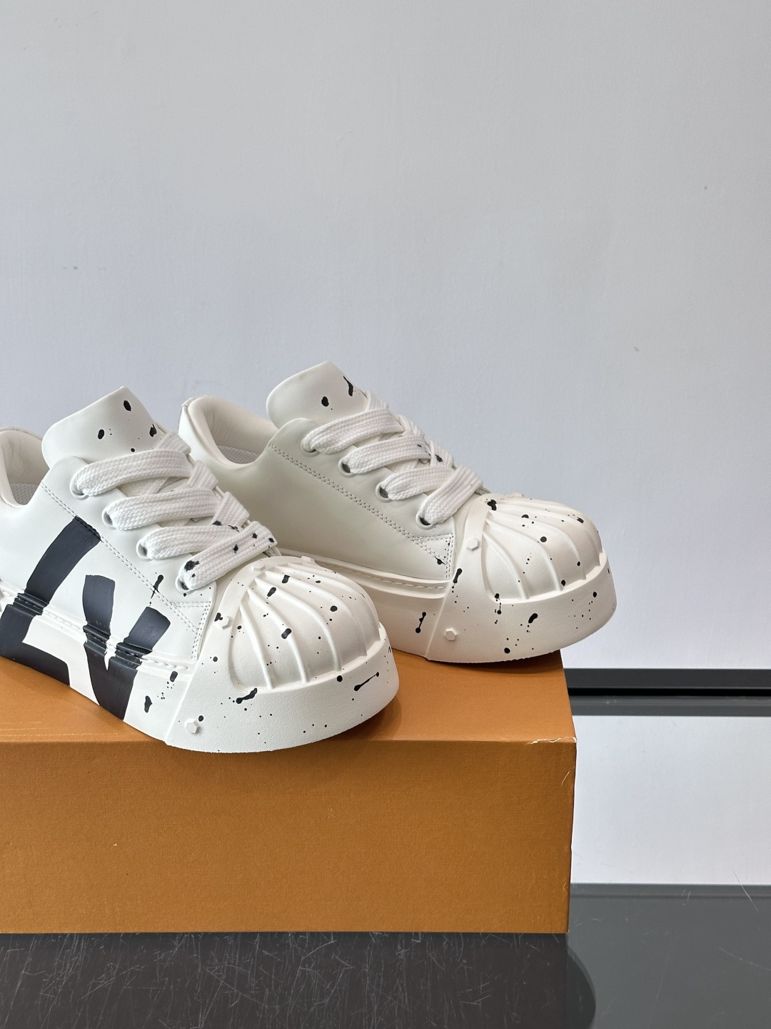 lv🫏涂鸦贝壳头厚底面包鞋这款鞋融合了贝壳头、面包鞋和厚底设计，白色鞋身点缀涂鸦和彩色泼墨，超有个性！宽