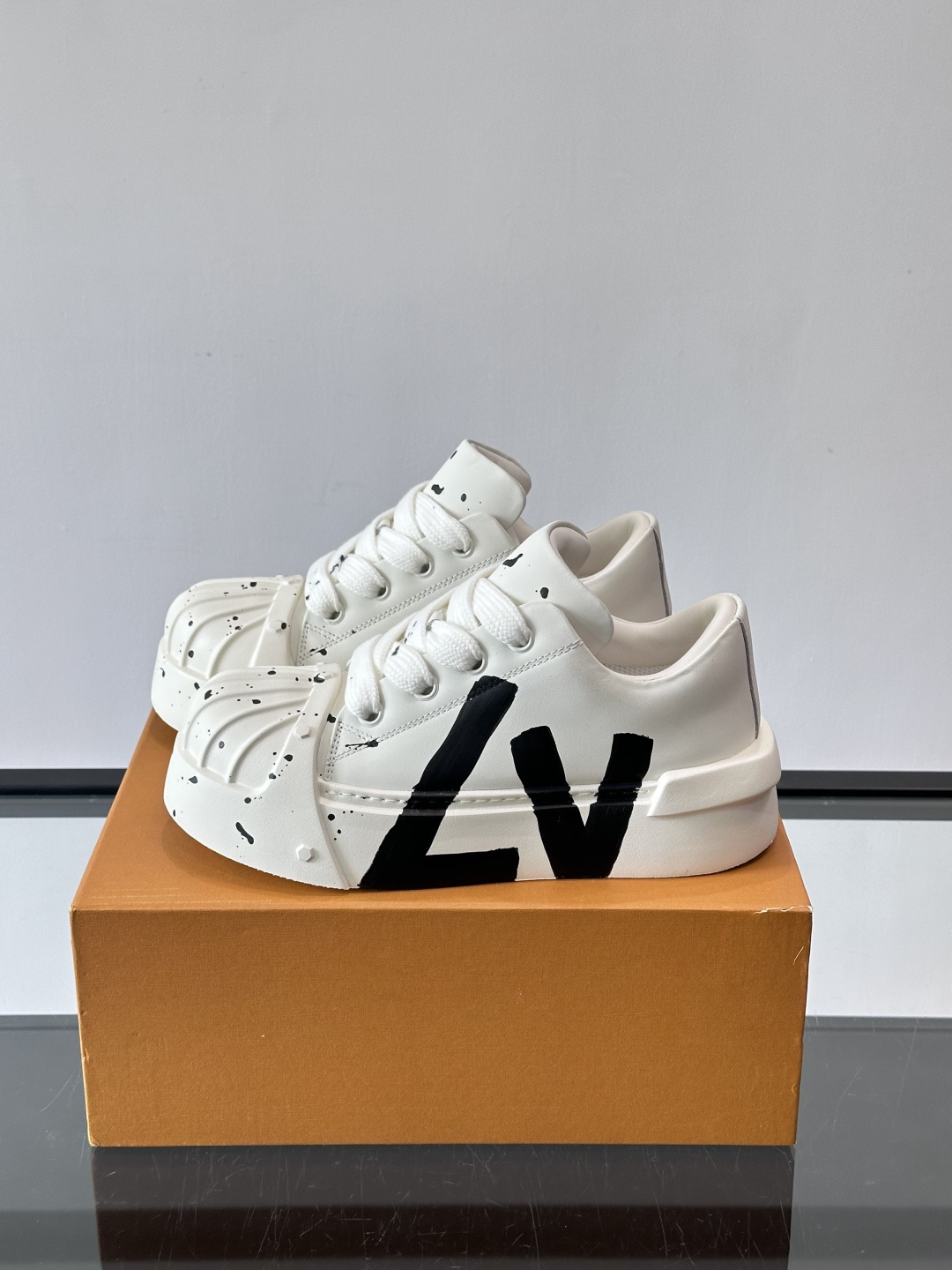lv🫏涂鸦贝壳头厚底面包鞋这款鞋融合了贝壳头、面包鞋和厚底设计，白色鞋身点缀涂鸦和彩色泼墨，超有个性！宽