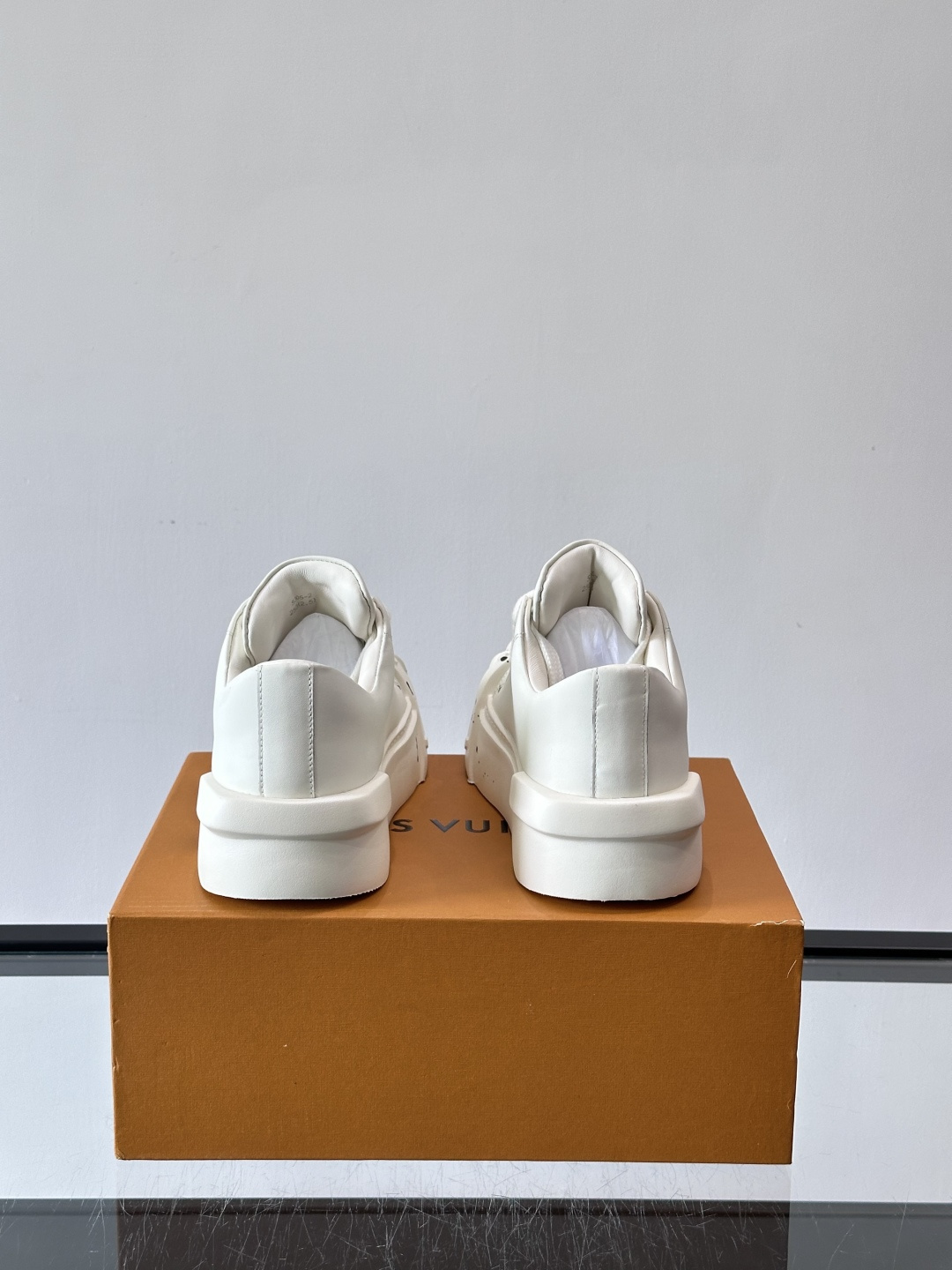 lv🫏涂鸦贝壳头厚底面包鞋这款鞋融合了贝壳头、面包鞋和厚底设计，白色鞋身点缀涂鸦和彩色泼墨，超有个性！宽