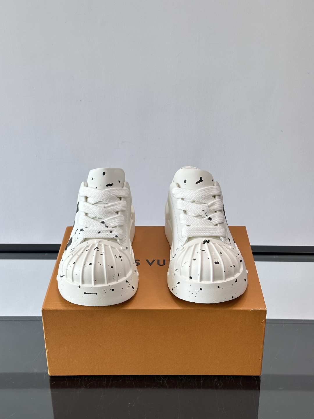 lv🫏涂鸦贝壳头厚底面包鞋这款鞋融合了贝壳头、面包鞋和厚底设计，白色鞋身点缀涂鸦和彩色泼墨，超有个性！宽