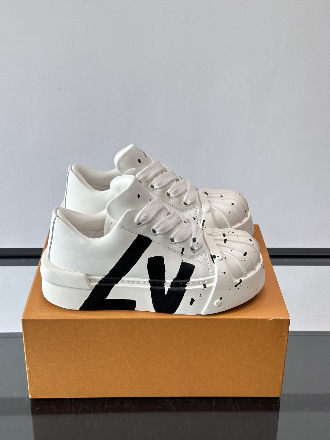 NO:620505,LV graffiti shell toe thick-soled bread shoes. This shoe combines shell toe, bread shoes and thick-soled design. The white shoe body is decorated with graffiti and colorful splashes of ink. It is super personalized!  The wide shoe shape + thick platform sole gives it a full street feel and can easily increase your height. Whether paired with jeans or overalls, it can become the highlight of your outfit, fashionable and versatile!  ,size38-45 (38.45 custom-made, non-refundable),Louis Vuitton,louis vuitton,louis vuitton,jeans19860909LV涂鸦贝壳头厚底面包鞋这款鞋融合了贝壳头、面包鞋和厚底设计,白色鞋身点缀涂鸦和彩色泼墨,超有个性！宽大鞋型＋厚实松糕底,街头感满满,轻松增高.无论搭配牛仔裤还是工装裤,都能成为穿搭亮点,时髦又百搭！ ,size38-45（38.45定做不退换）,路易威登,louis vuitton,louis vuitton,jeans,Men's shoes