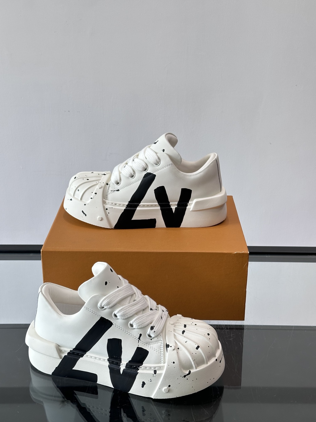 lv🫏涂鸦贝壳头厚底面包鞋这款鞋融合了贝壳头、面包鞋和厚底设计，白色鞋身点缀涂鸦和彩色泼墨，超有个性！宽