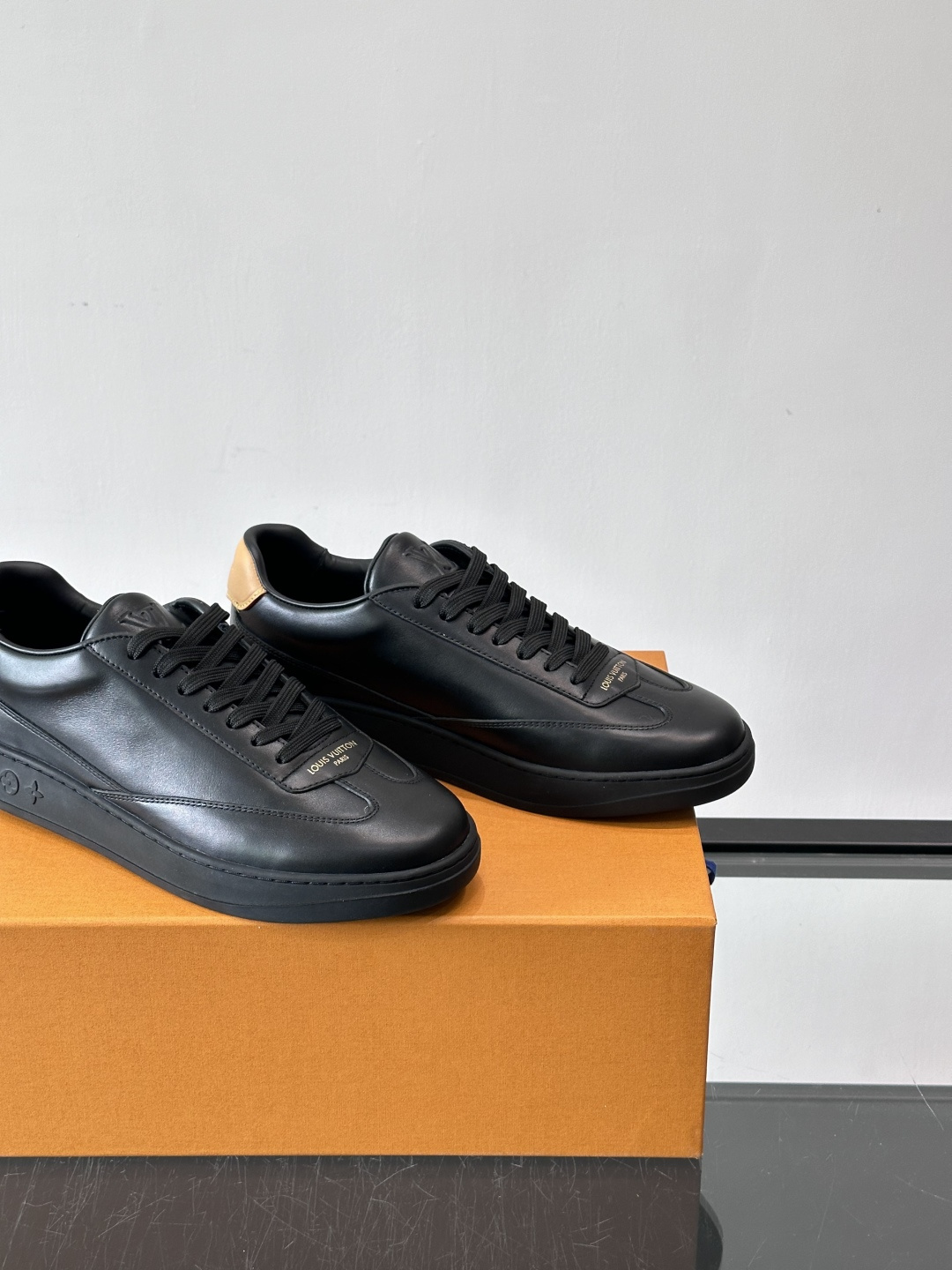 Louis Vuitton LV FLASH运动鞋LV FLASH运动鞋采用小牛皮，质感细腻耐用，鞋側有