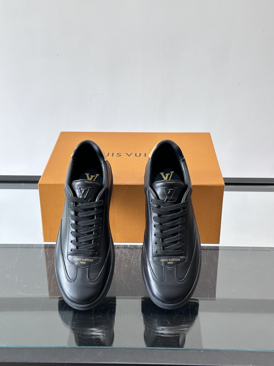 Louis Vuitton LV FLASH运动鞋LV FLASH运动鞋采用小牛皮，质感细腻耐用，鞋側有