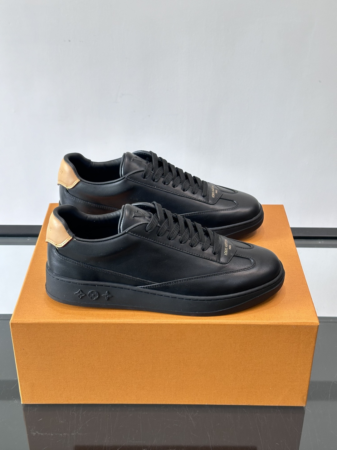 Louis Vuitton LV FLASH运动鞋LV FLASH运动鞋采用小牛皮，质感细腻耐用，鞋側有