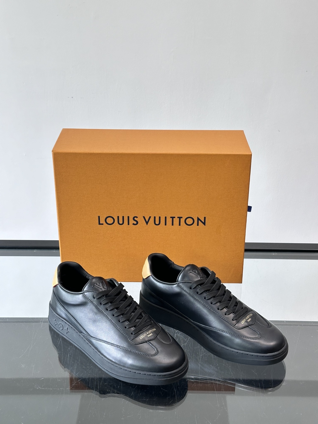 Louis Vuitton LV FLASH运动鞋LV FLASH运动鞋采用小牛皮，质感细腻耐用，鞋側有