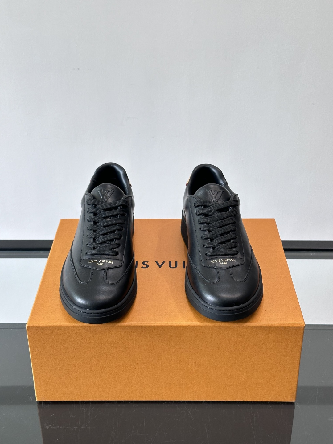 Louis Vuitton LV FLASH运动鞋LV FLASH运动鞋采用小牛皮，质感细腻耐用，鞋側有