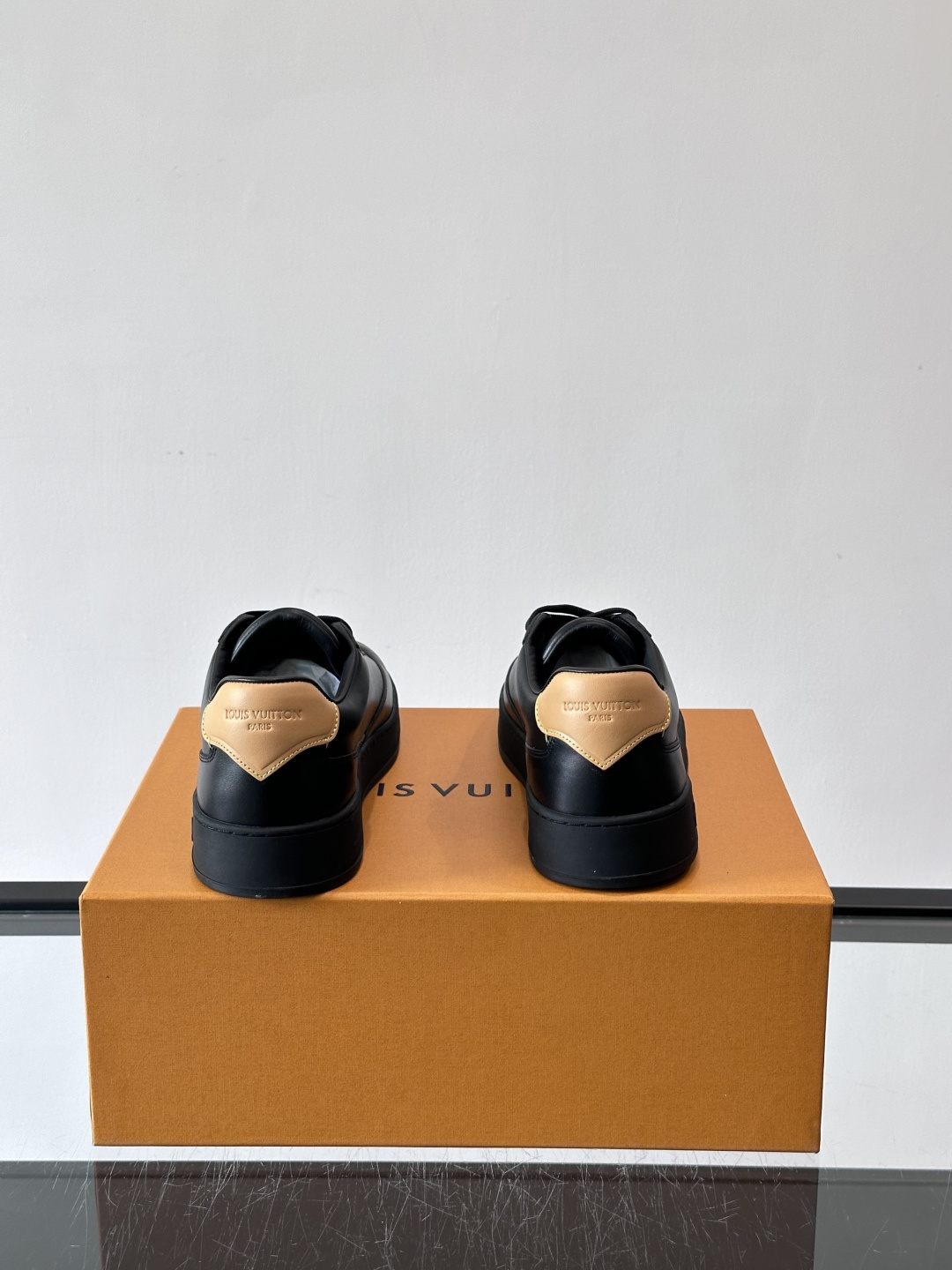 Louis Vuitton LV FLASH运动鞋LV FLASH运动鞋采用小牛皮，质感细腻耐用，鞋側有