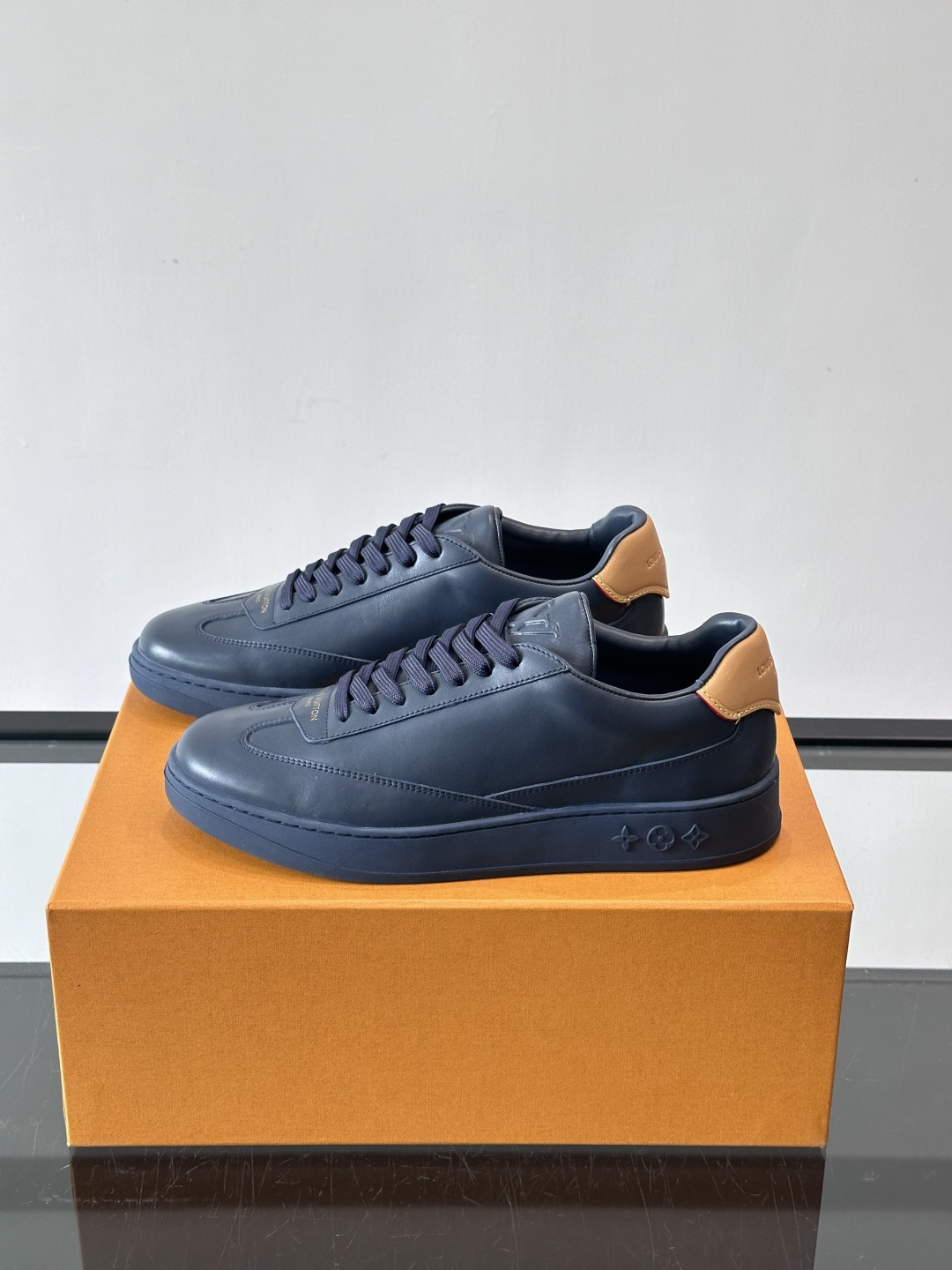 Louis Vuitton LV FLASH运动鞋LV FLASH运动鞋采用小牛皮，质感细腻耐用，鞋側有