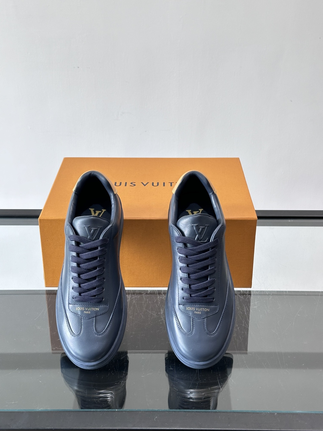 Louis Vuitton LV FLASH运动鞋LV FLASH运动鞋采用小牛皮，质感细腻耐用，鞋側有
