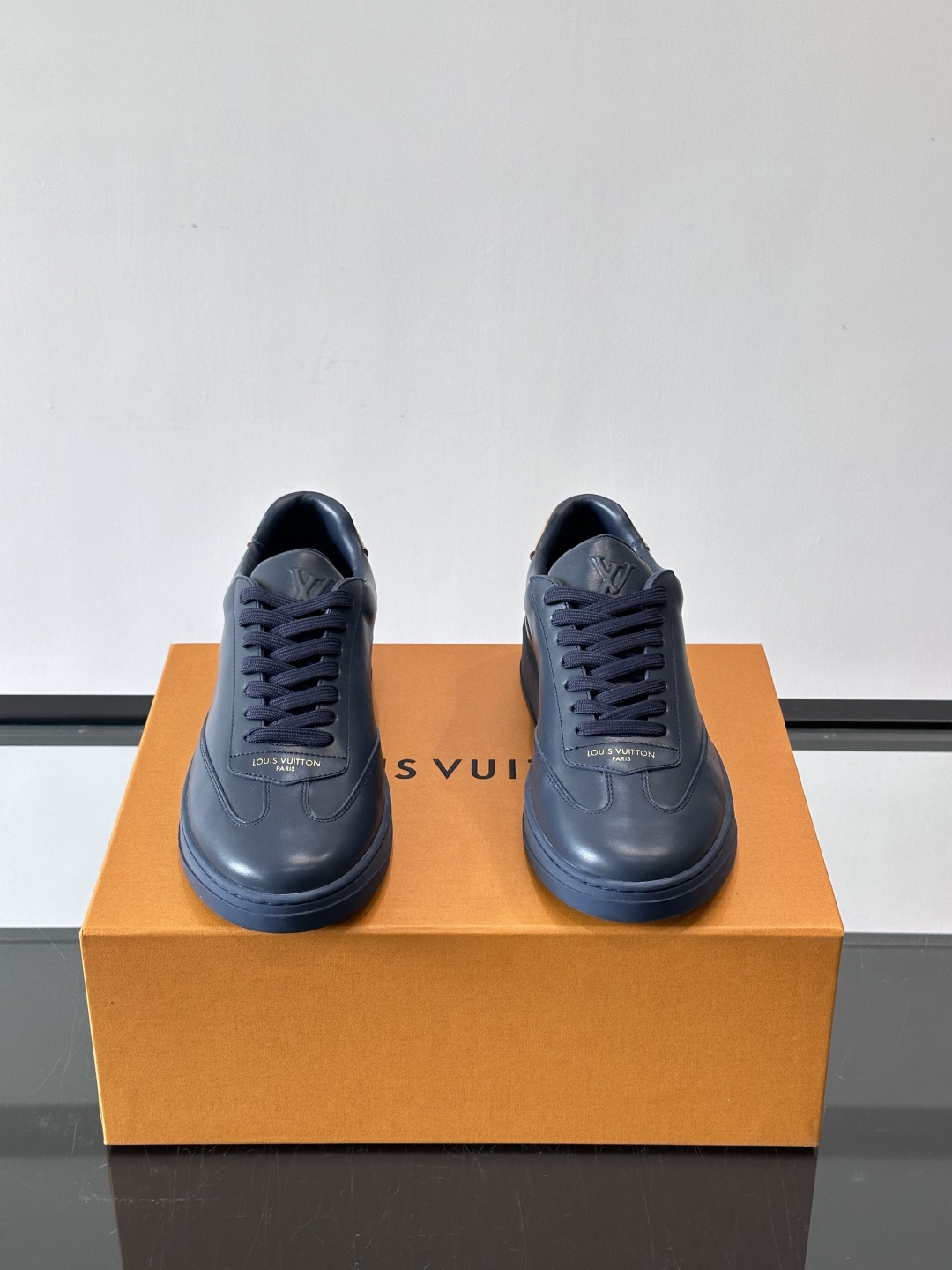 Louis Vuitton LV FLASH运动鞋LV FLASH运动鞋采用小牛皮，质感细腻耐用，鞋側有