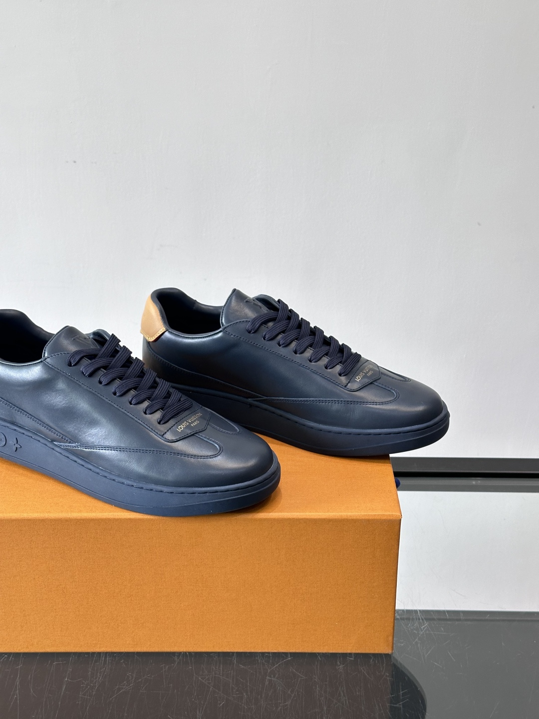 Louis Vuitton LV FLASH运动鞋LV FLASH运动鞋采用小牛皮，质感细腻耐用，鞋側有