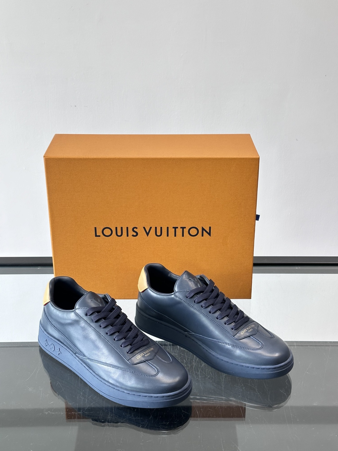 Louis Vuitton LV FLASH运动鞋LV FLASH运动鞋采用小牛皮，质感细腻耐用，鞋側有