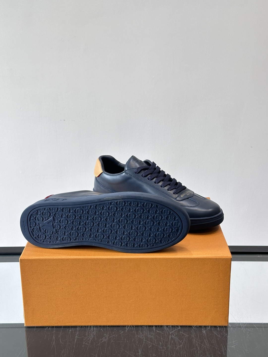 Louis Vuitton LV FLASH运动鞋LV FLASH运动鞋采用小牛皮，质感细腻耐用，鞋側有