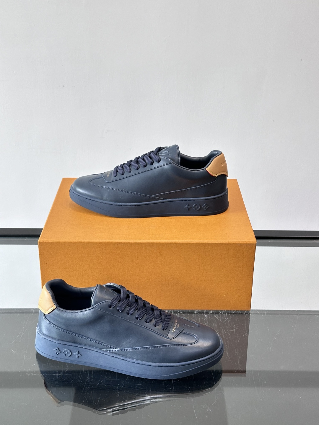 Louis Vuitton LV FLASH运动鞋LV FLASH运动鞋采用小牛皮，质感细腻耐用，鞋側有