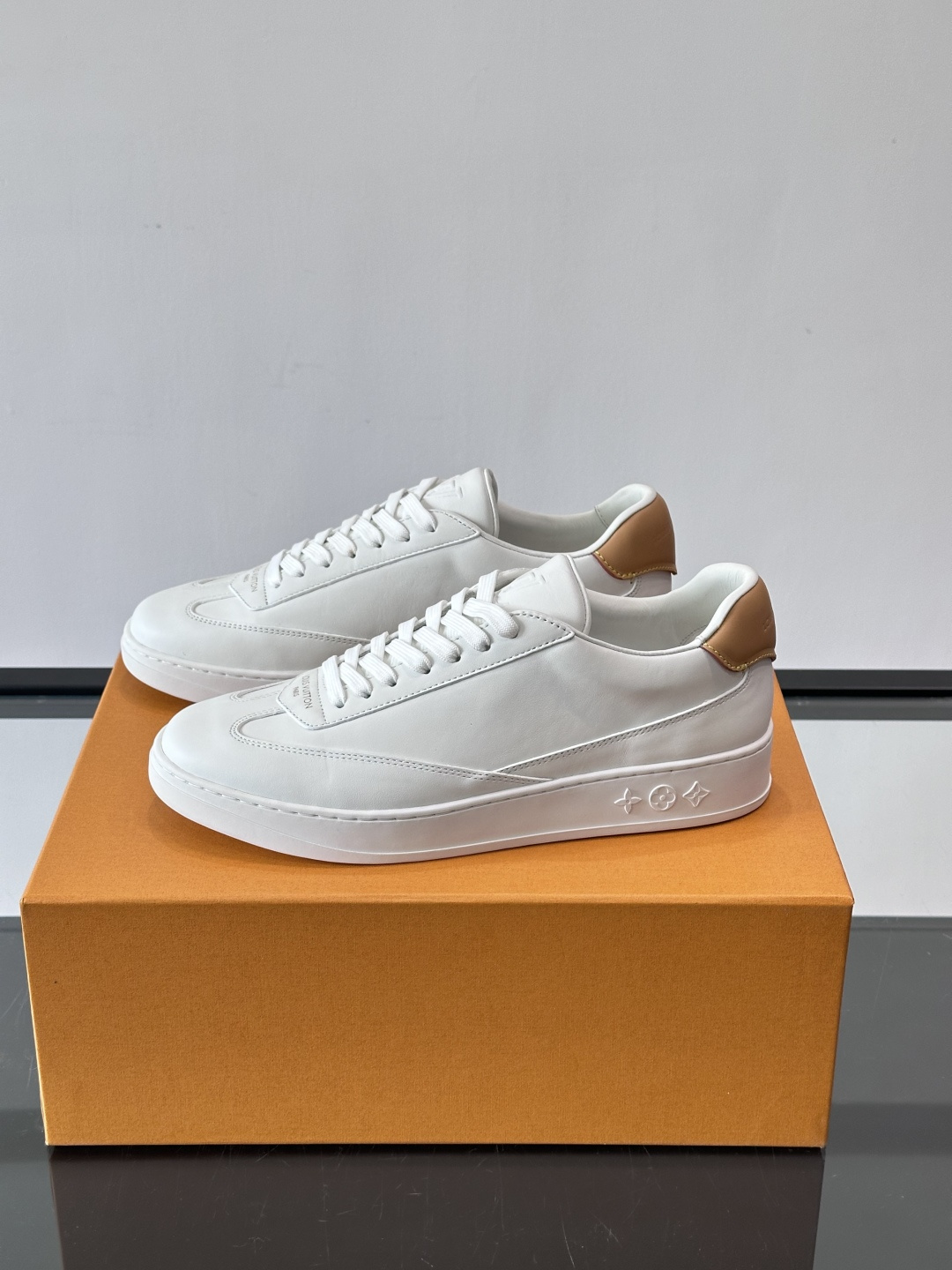 Louis Vuitton LV FLASH运动鞋LV FLASH运动鞋采用小牛皮，质感细腻耐用，鞋側有