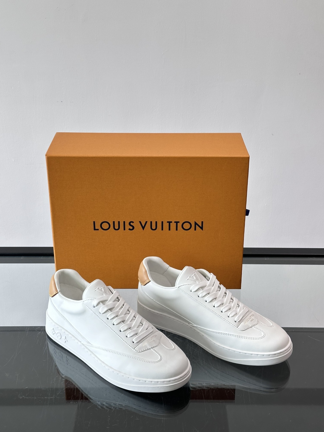 Louis Vuitton LV FLASH运动鞋LV FLASH运动鞋采用小牛皮，质感细腻耐用，鞋側有