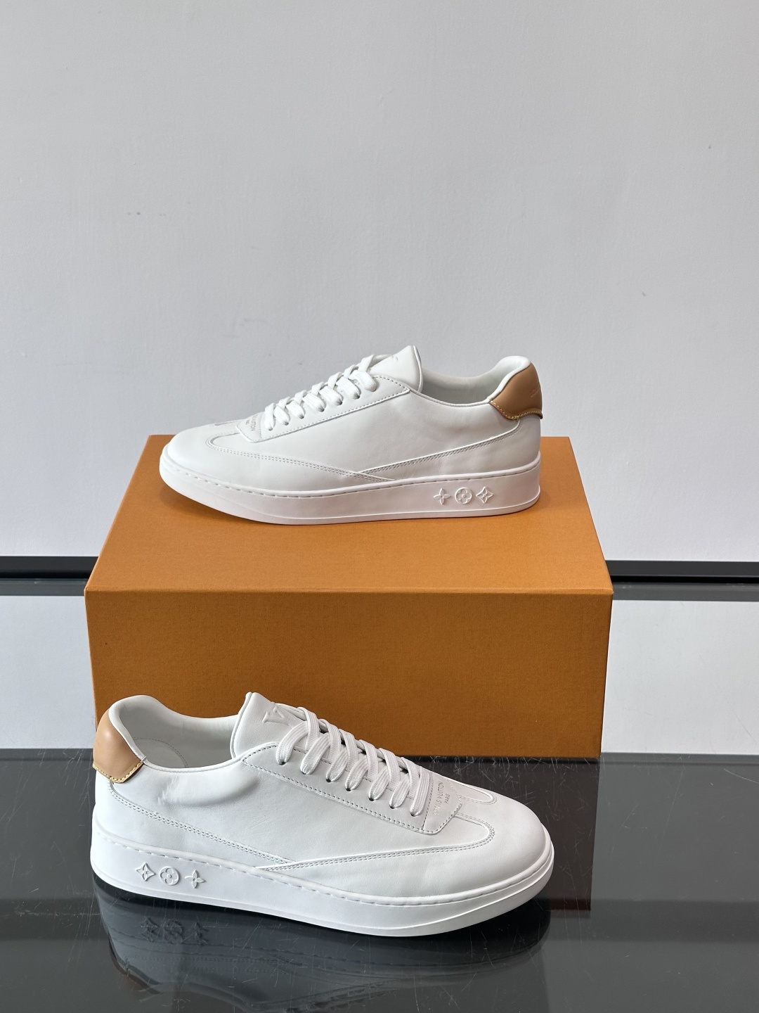 Louis Vuitton LV FLASH运动鞋LV FLASH运动鞋采用小牛皮，质感细腻耐用，鞋側有