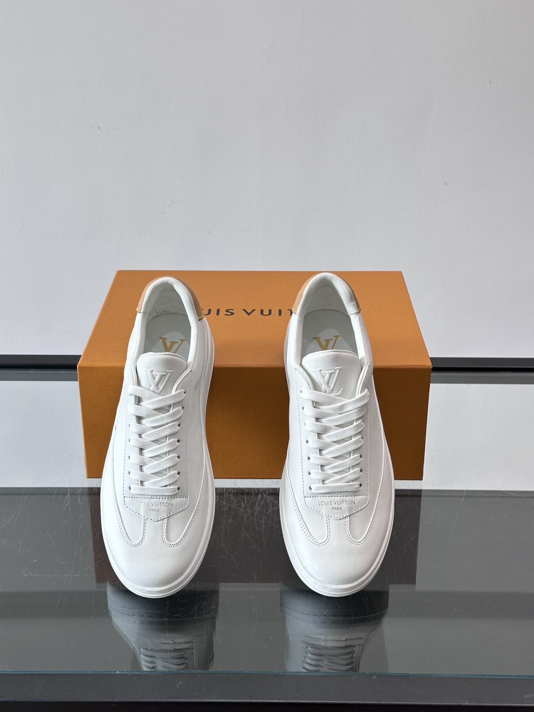 Louis Vuitton LV FLASH运动鞋LV FLASH运动鞋采用小牛皮，质感细腻耐用，鞋側有