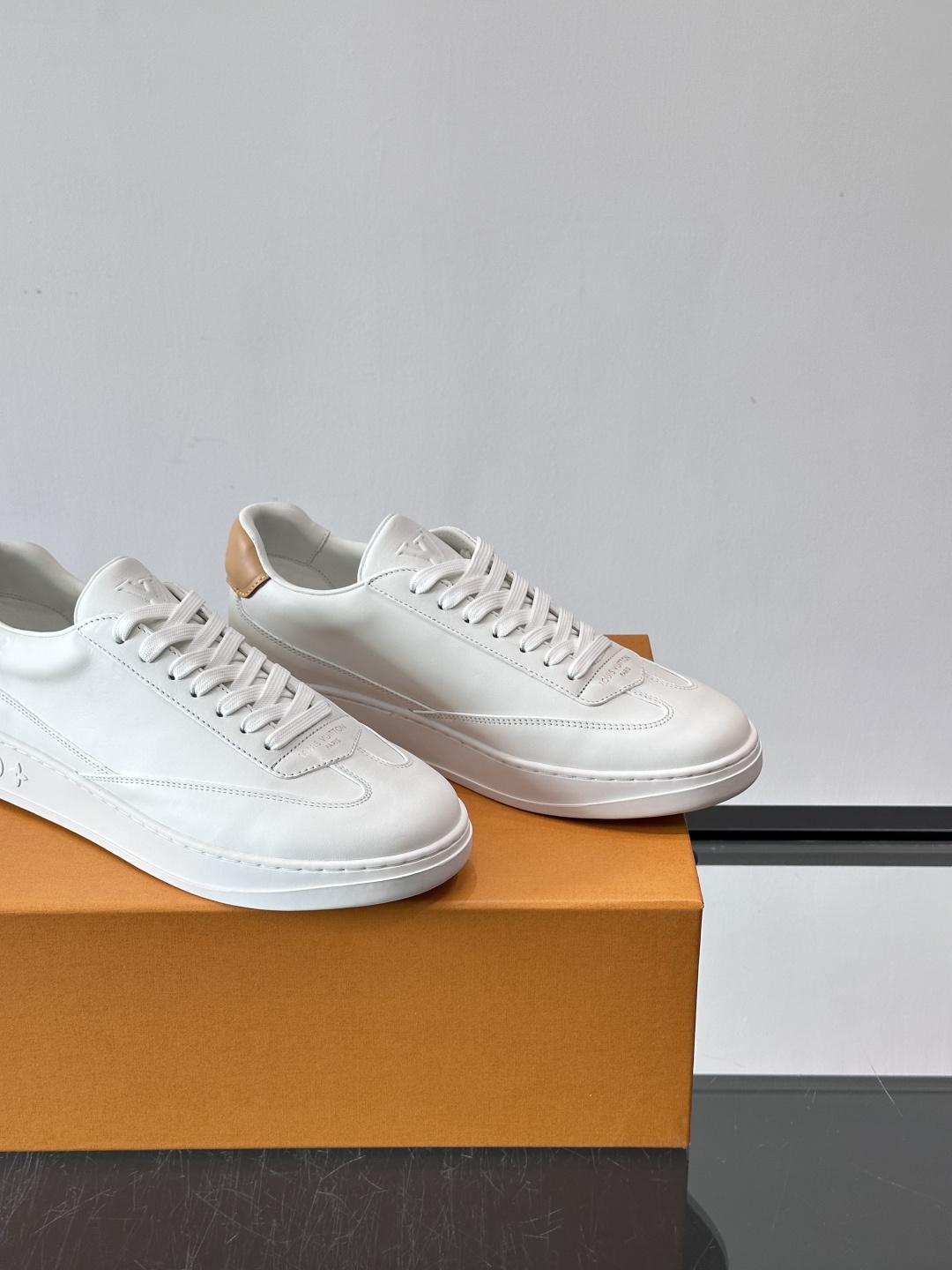 Louis Vuitton LV FLASH运动鞋LV FLASH运动鞋采用小牛皮，质感细腻耐用，鞋側有