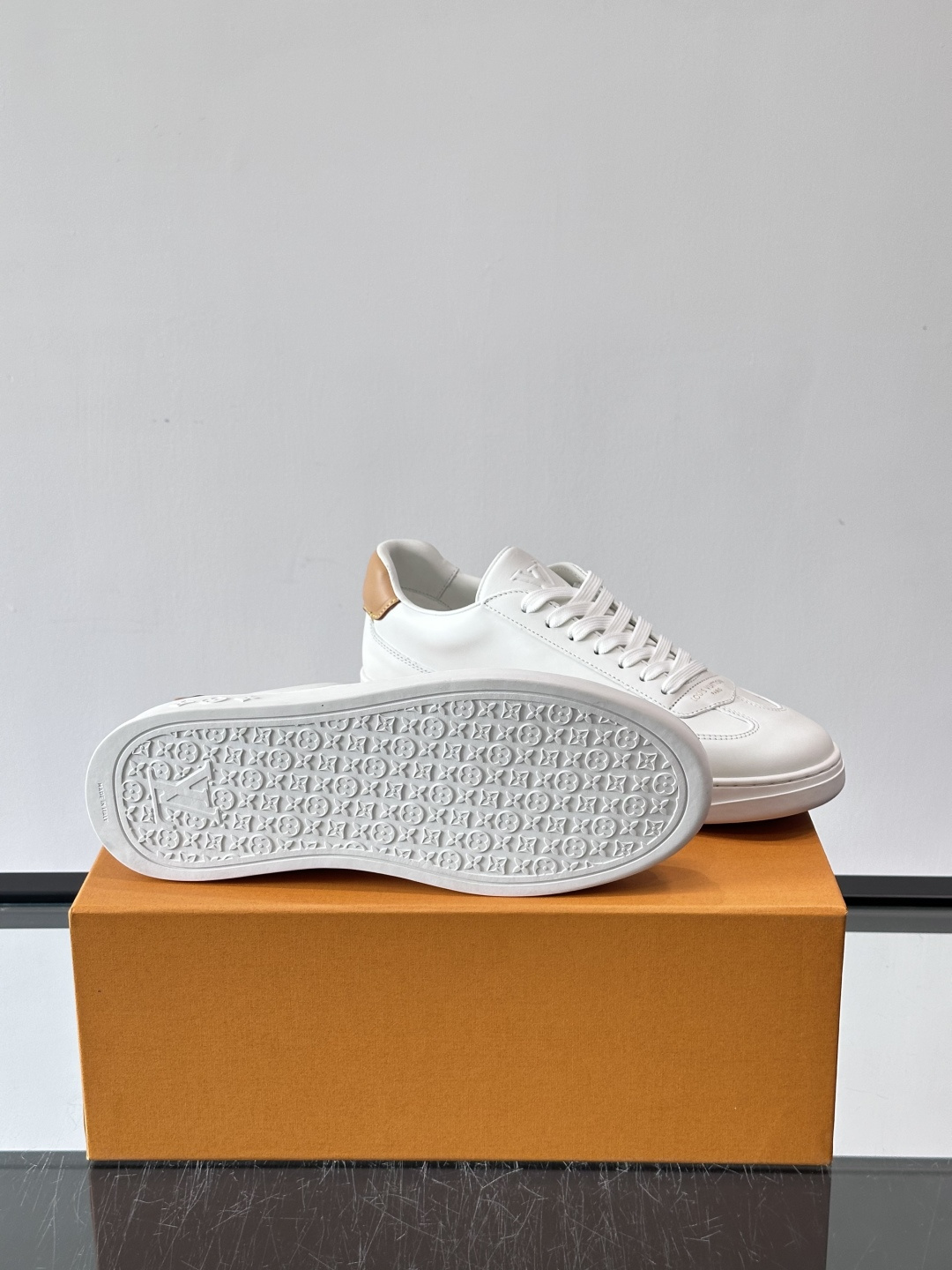 Louis Vuitton LV FLASH运动鞋LV FLASH运动鞋采用小牛皮，质感细腻耐用，鞋側有