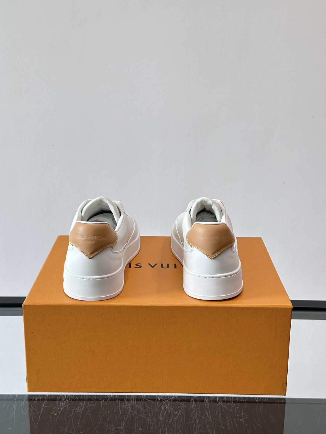 Louis Vuitton LV FLASH运动鞋LV FLASH运动鞋采用小牛皮，质感细腻耐用，鞋側有