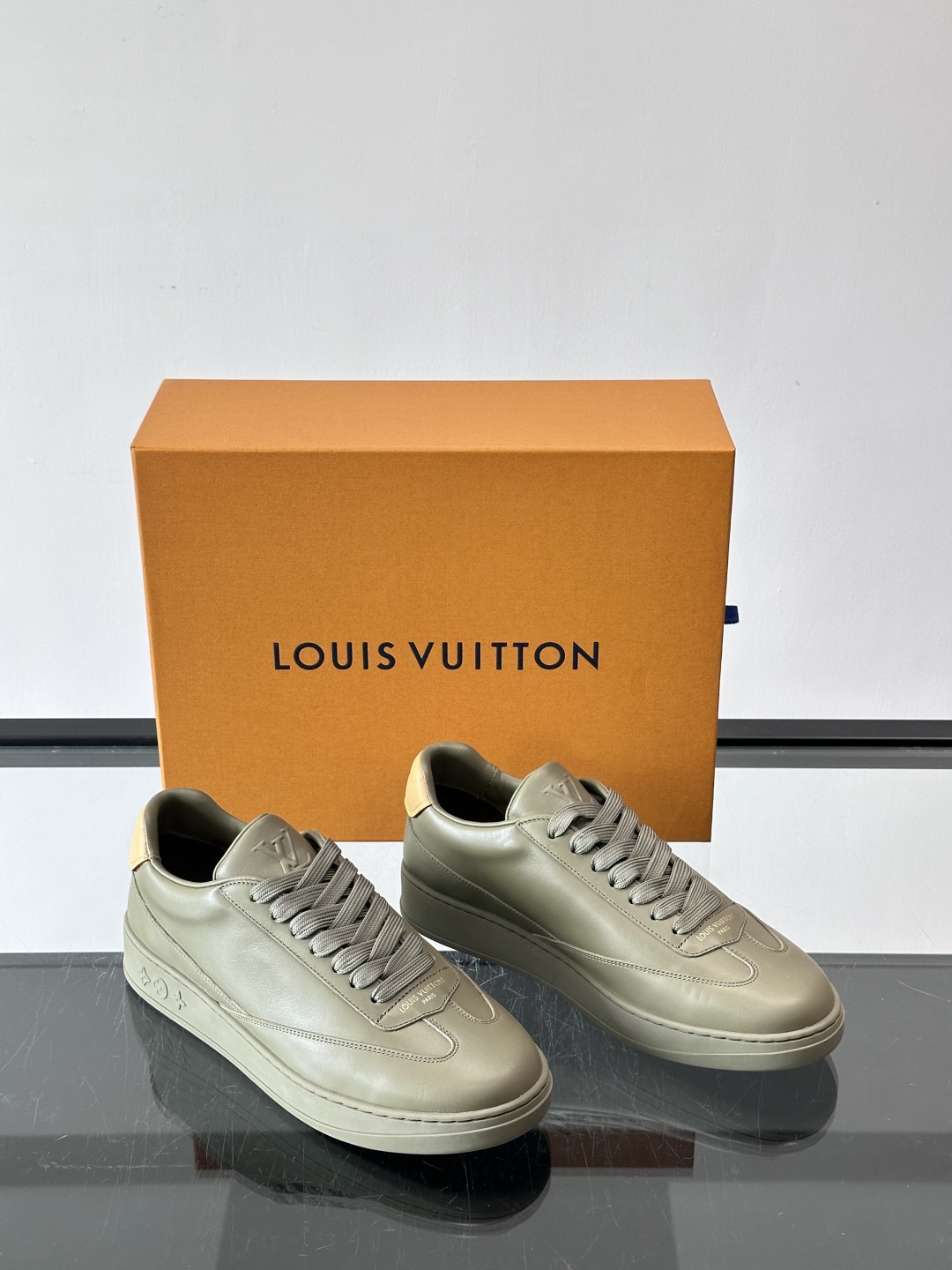 Louis Vuitton LV FLASH运动鞋LV FLASH运动鞋采用小牛皮，质感细腻耐用，鞋側有