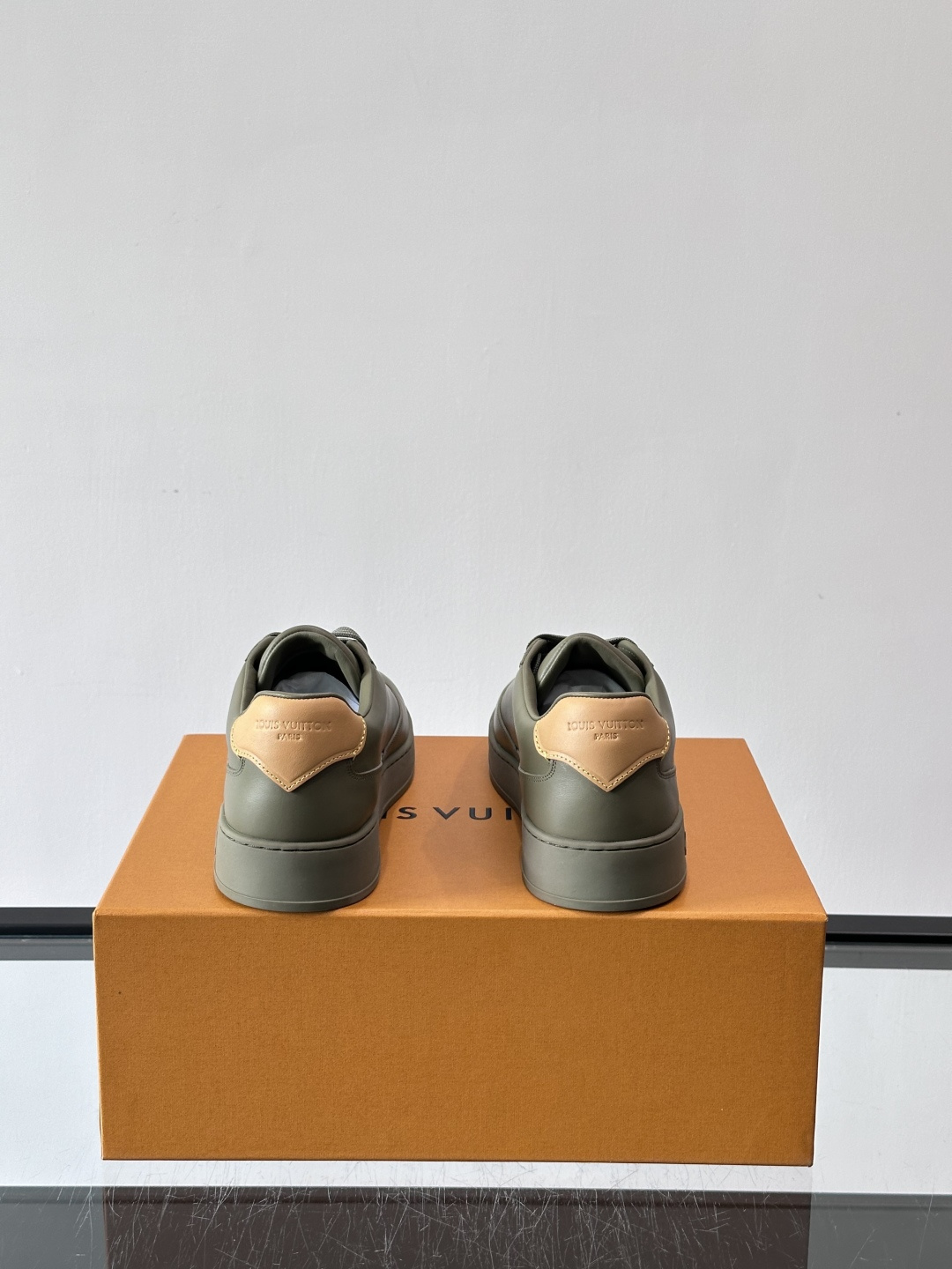 Louis Vuitton LV FLASH运动鞋LV FLASH运动鞋采用小牛皮，质感细腻耐用，鞋側有