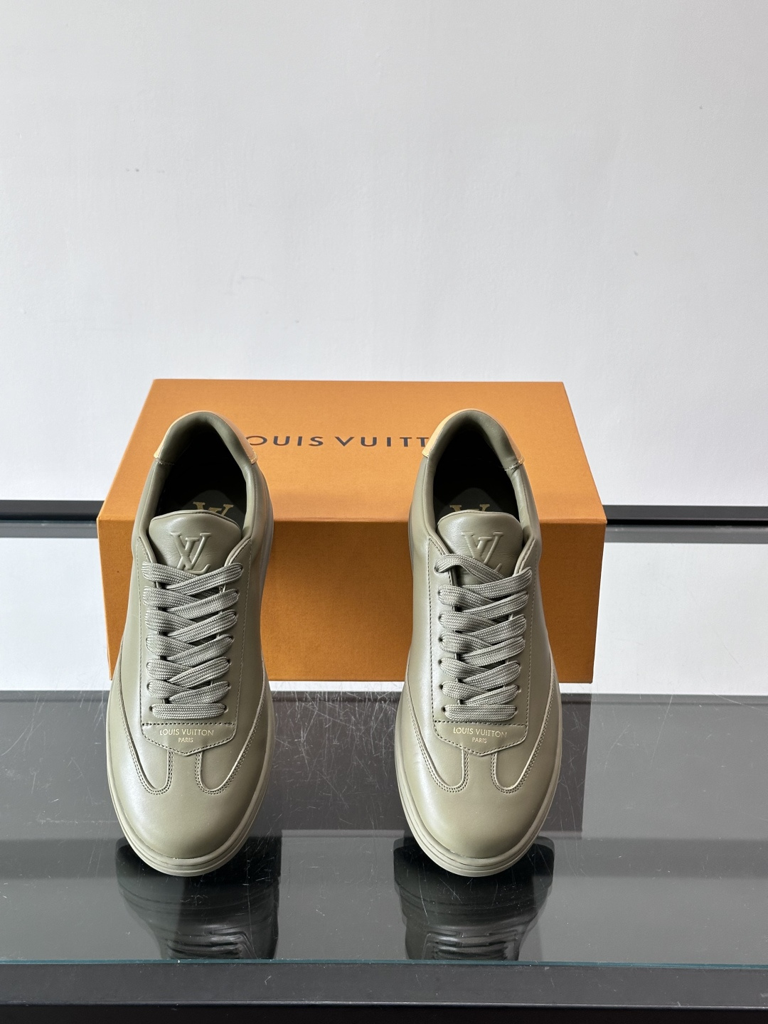 Louis Vuitton LV FLASH运动鞋LV FLASH运动鞋采用小牛皮，质感细腻耐用，鞋側有