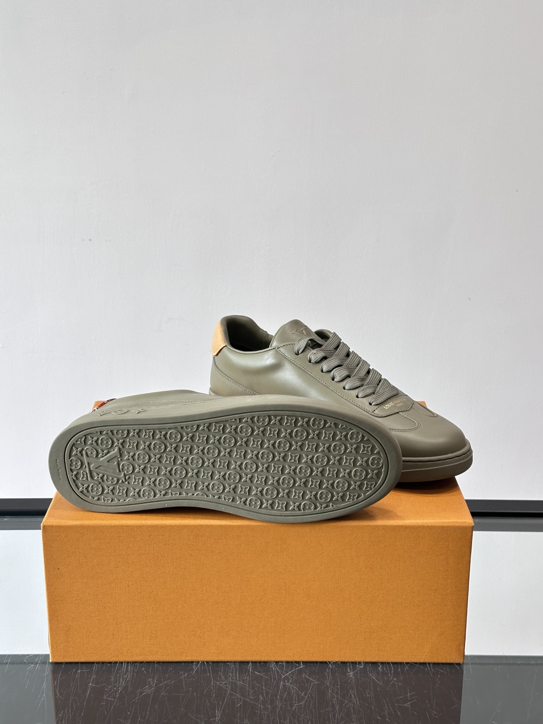 Louis Vuitton LV FLASH运动鞋LV FLASH运动鞋采用小牛皮，质感细腻耐用，鞋側有