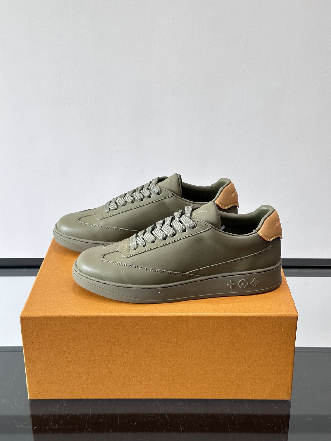 Louis Vuitton LV FLASH运动鞋LV FLASH运动鞋采用小牛皮，质感细腻耐用，鞋側有