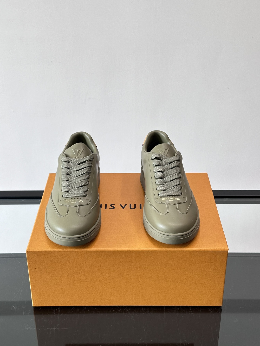 Louis Vuitton LV FLASH运动鞋LV FLASH运动鞋采用小牛皮，质感细腻耐用，鞋側有