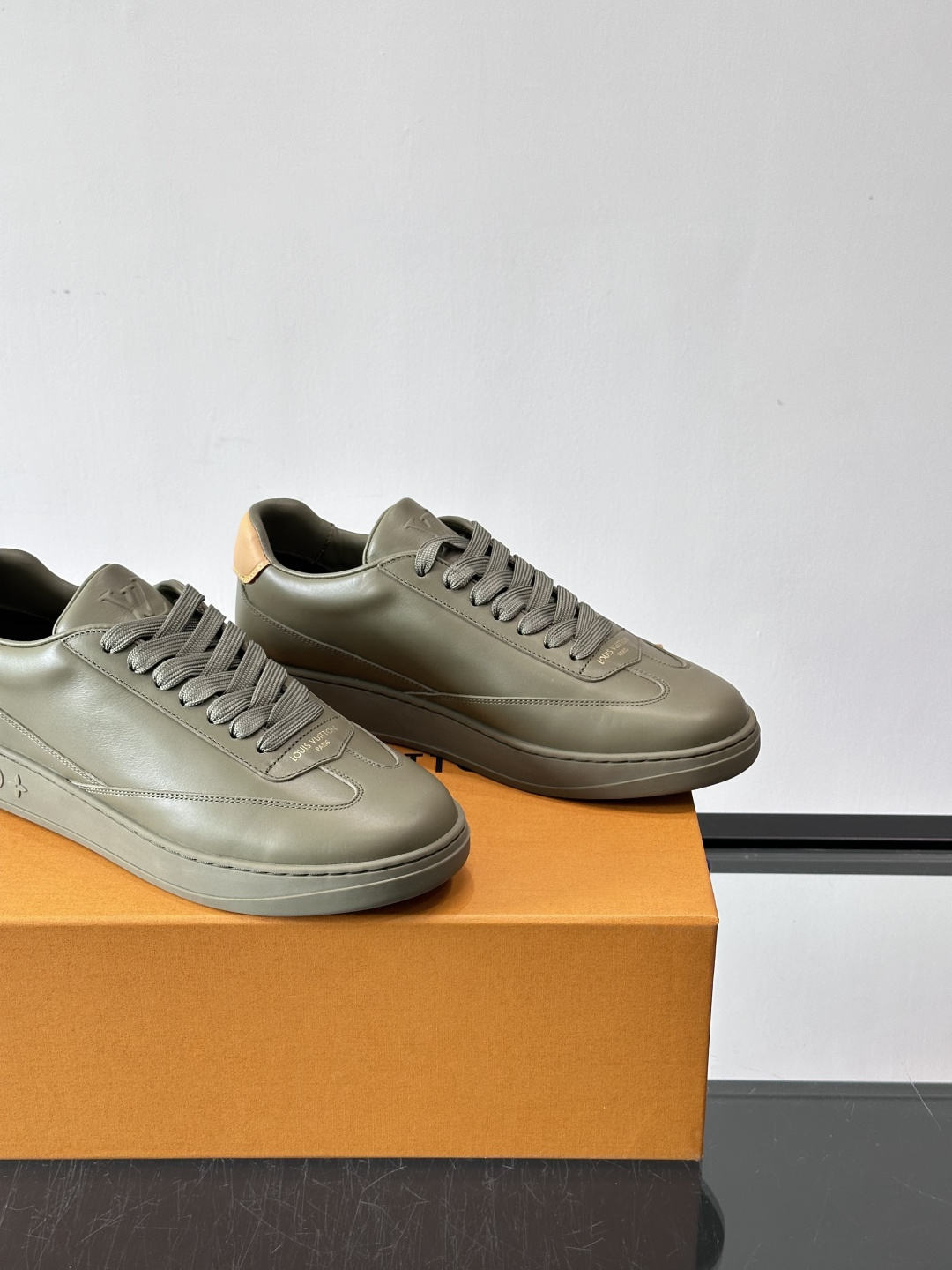 Louis Vuitton LV FLASH运动鞋LV FLASH运动鞋采用小牛皮，质感细腻耐用，鞋側有