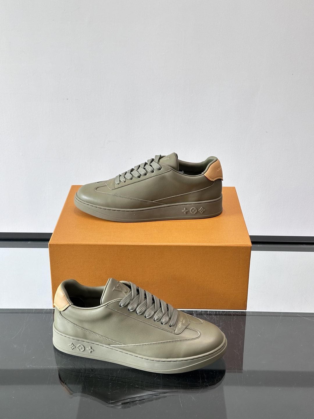 Louis Vuitton LV FLASH运动鞋LV FLASH运动鞋采用小牛皮，质感细腻耐用，鞋側有