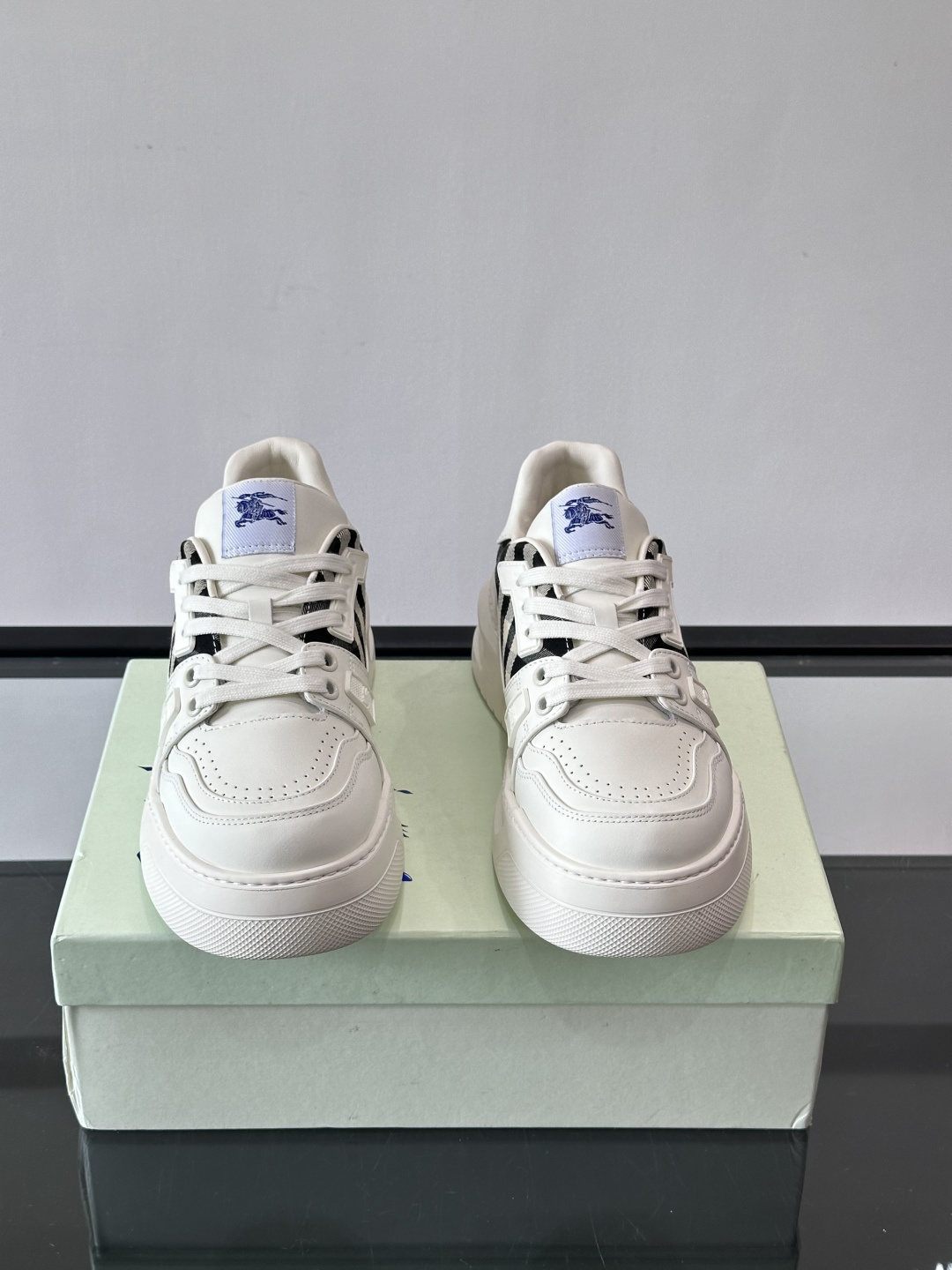 ◾️▫️B家男士经典低帮运动鞋，以 Vintage 复古格纹棉与牛皮材质焕新演绎，装饰焕新的品牌徽标。头